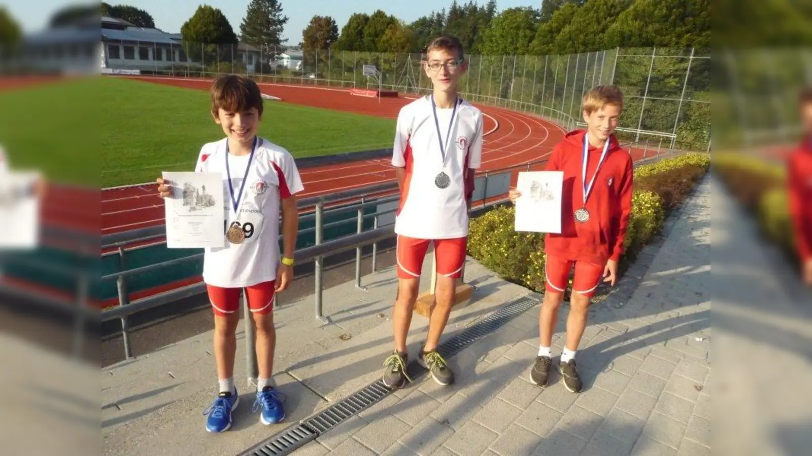 Simon Schmidlkofer, Benedikt Maurer und Jannis Marklseder haben allen Grund, sich über ihre guten Leistungen zu freuen. (Foto: G. Maurer)