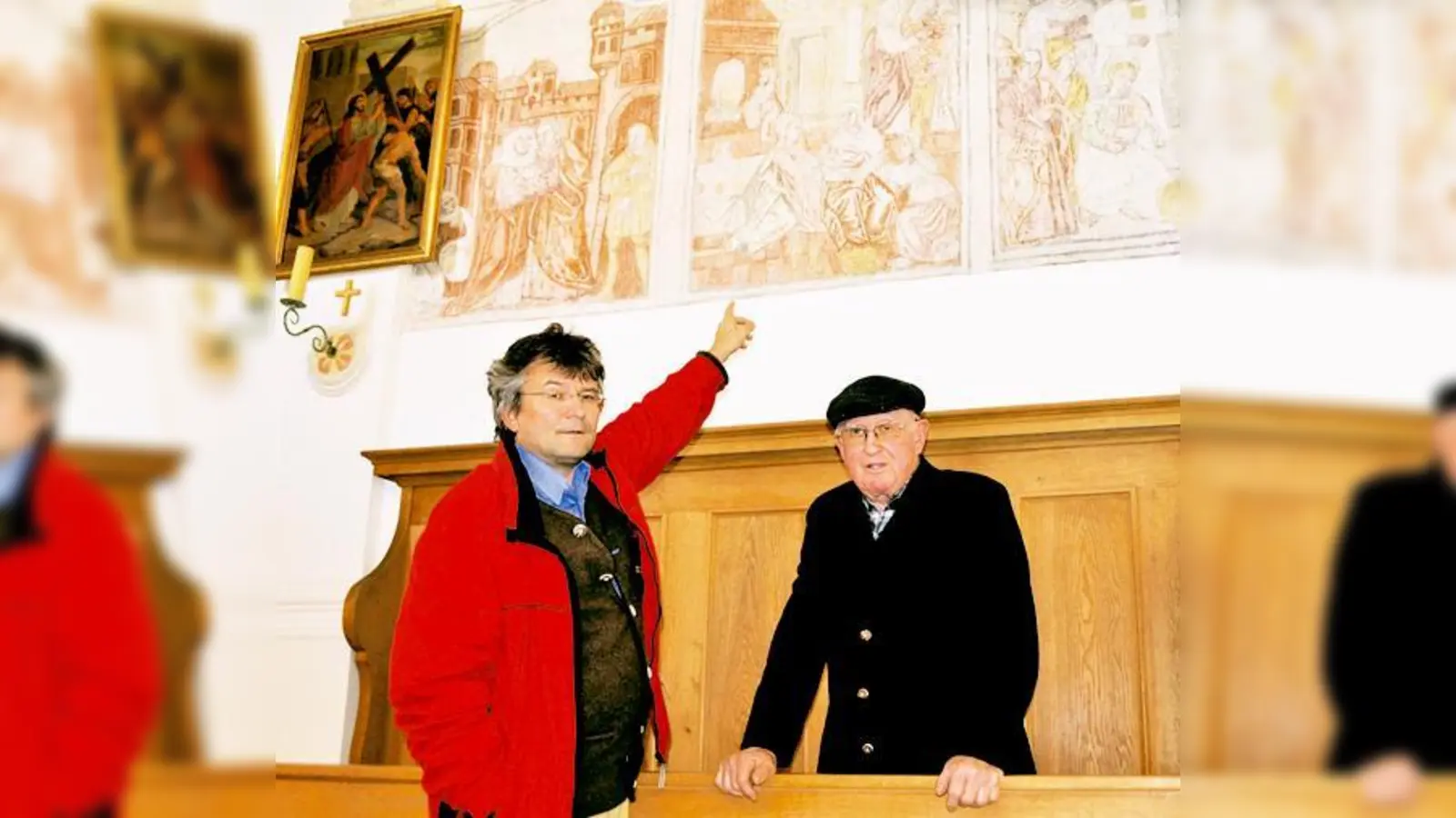 Pfarrer Christoph Nobs und Kirchenpfleger Heinrich Gröber vor den frisch gereinigten Wandfresken mit weihnachtlichen Motiven in St. Stephanus.   (Fotos: esm)