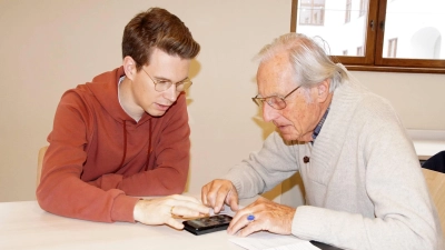 Meinolf Krings (r.) hatte zahlreiche Fragen zu seinem Smartphone an den Berater Simon Mindermann. (Foto: bro)