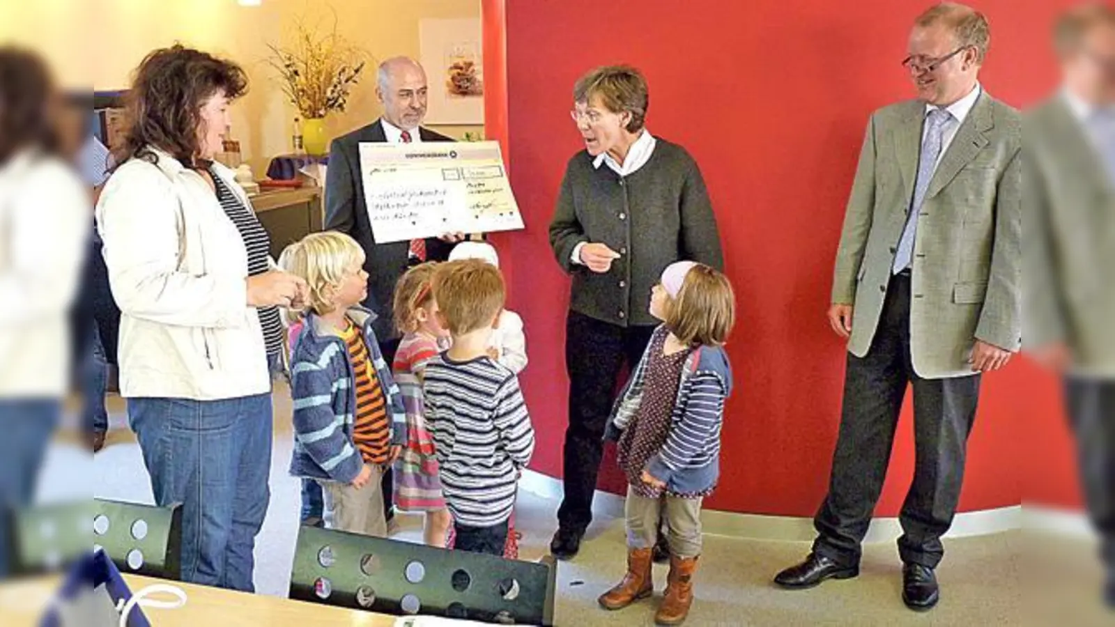 Thomas Wünnemann übergab der Kindertafel Glockenbach eine Spende über 10.000 Euro.	 (Foto: Privat)