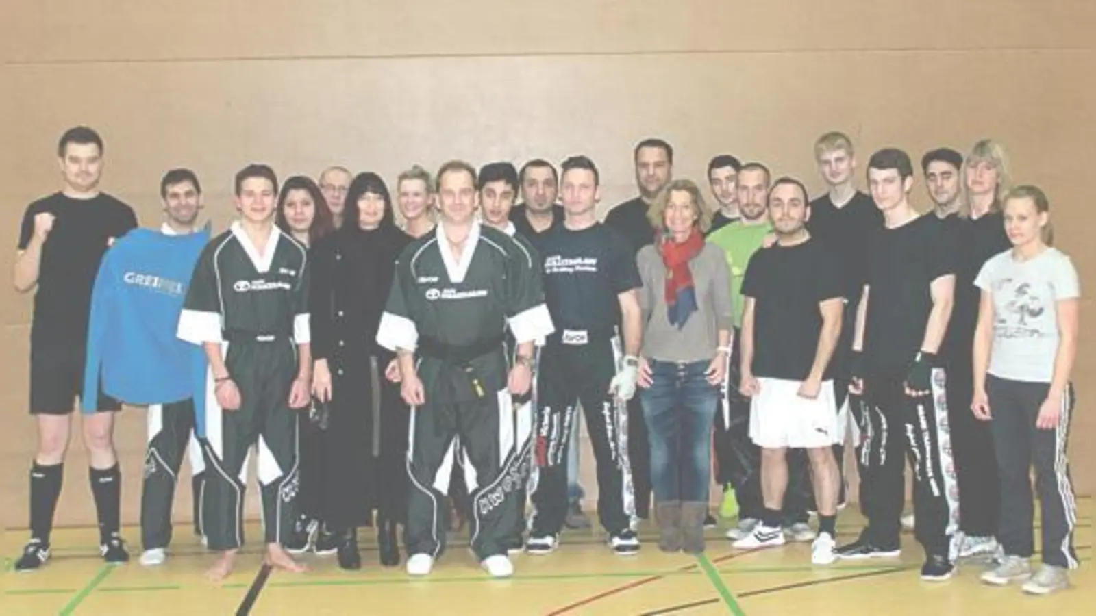 Das Team der Kickboxschule des TSV Dorfen mit Trainer Werner Hirz und die zahlreichen Sponsoren. 	 (Foto: Jenny Pohl)