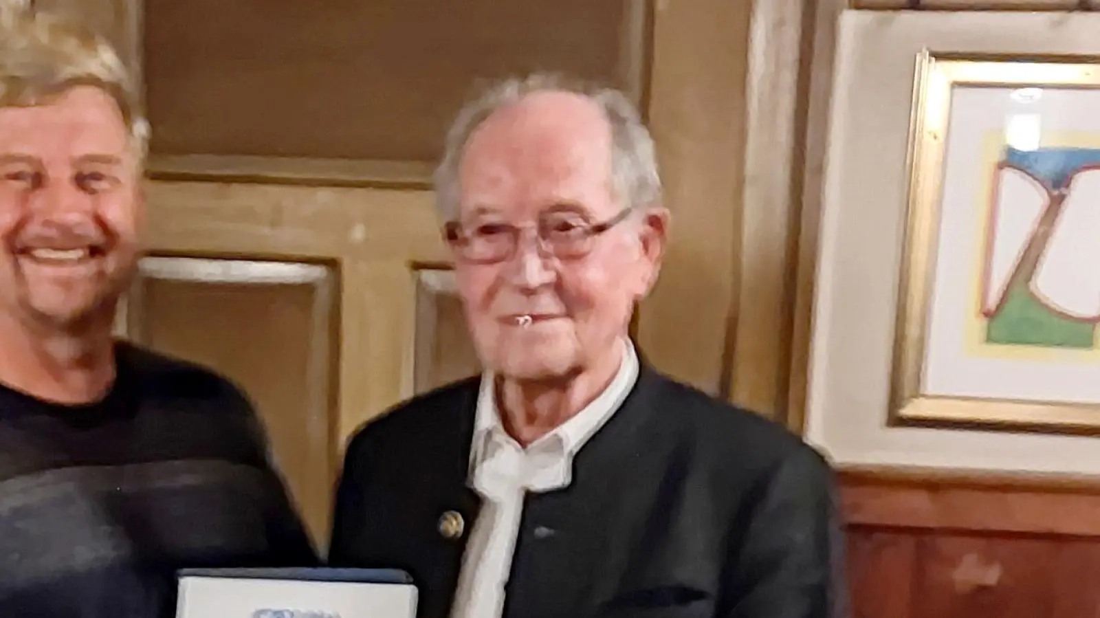 Klaus Gast, CSU-Ortsvorsitzender Marnbach-Deutenhausen, überreichte Helmut Stadler eine Urkunde für 50 Jahre Treue. (Foto: CSU)