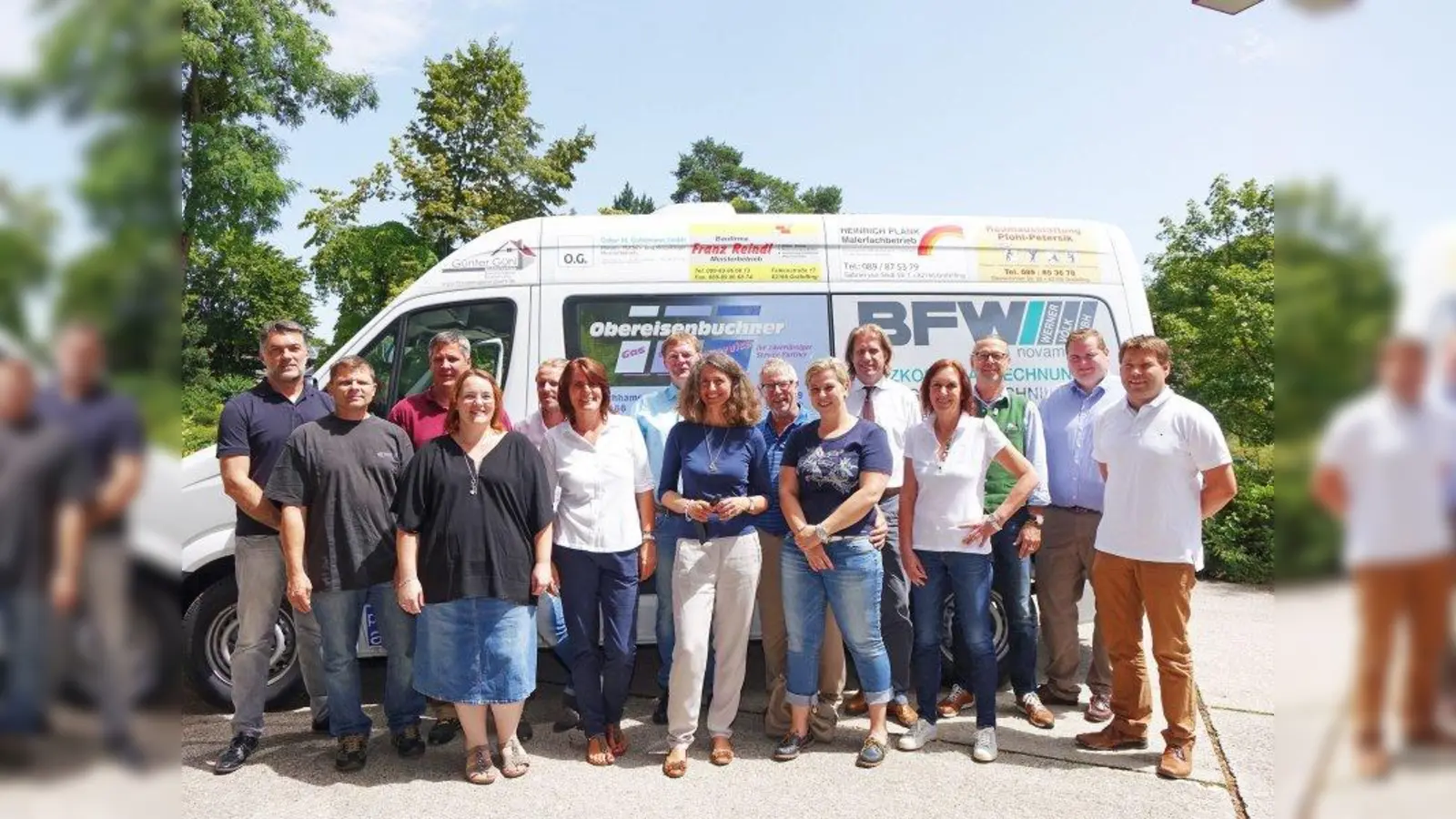 Gräfelfing freut sich über das neue Gemeindemobil; ein werbefinazierter Mercedes steht für Vereine und Institutionen bereit. (Foto: pi)
