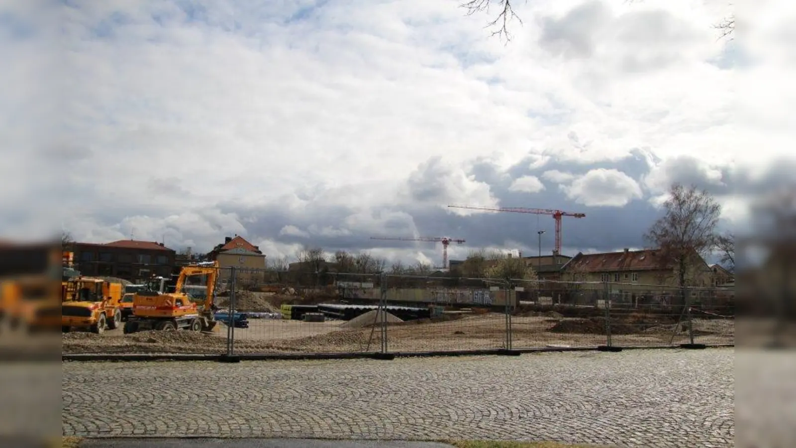 Im Kreativquartier soll auf einem sogenannten Kreativfeld ein grüner Wohn-, Arbeits- und Grundschulstandort entstehen. Eine Fläche mit rund 5.500 Quadratmetern Geschossfläche soll dabei als konzeptioneller Mietwohnungsbau im Erbbaurecht vergeben werden. (Foto: sb)