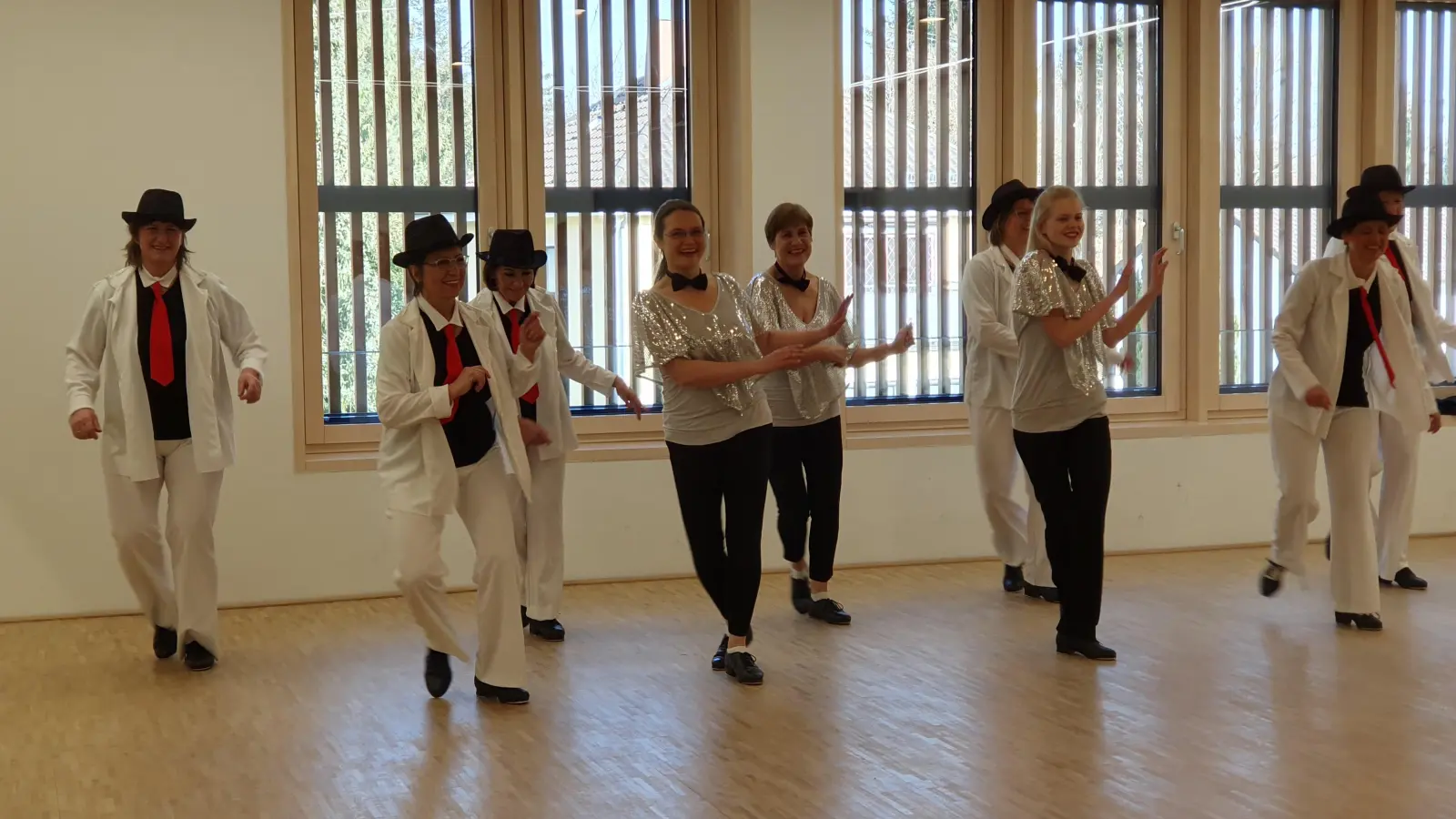 Die Stepptanzgruppe des TSV Hohenbrunn-Riemerling zeigte bei der Einweihung des neuen Gebäudes ihr Können. (Foto: TSV Hohenbrunn)