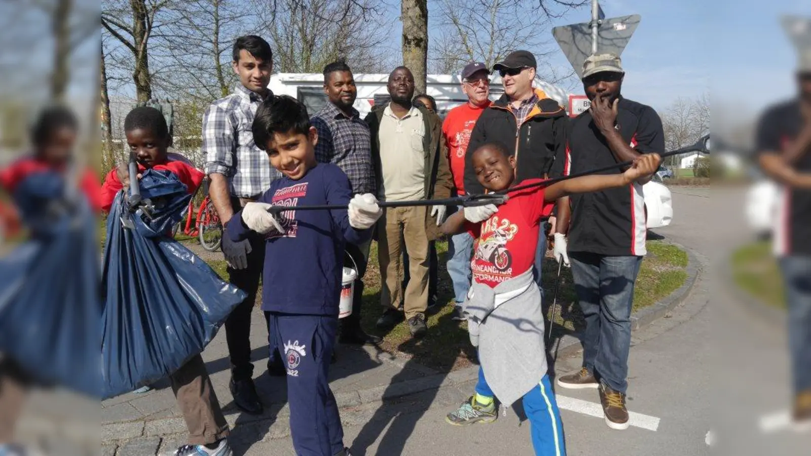 Ramadama international: Bei der „Aktion Sauberes Karlsfeld” waren in diesem Jahr auch Flüchtlinge aus der Parzivalstraße dabei. (Foto: Jürgen Eckstein/Helferkreis Karlsfeld)
