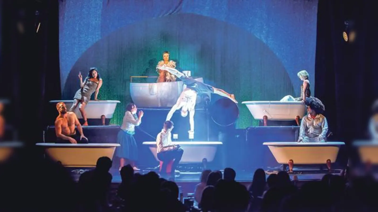 Wenn das »WET«-Ensemble komplett auf der Bühne steht, dann wird es spektakulär. Jeder Einzelne gibt der Show ein gewisses Etwas  eine atemberaubende Kombination.	 (Fotos: VA)