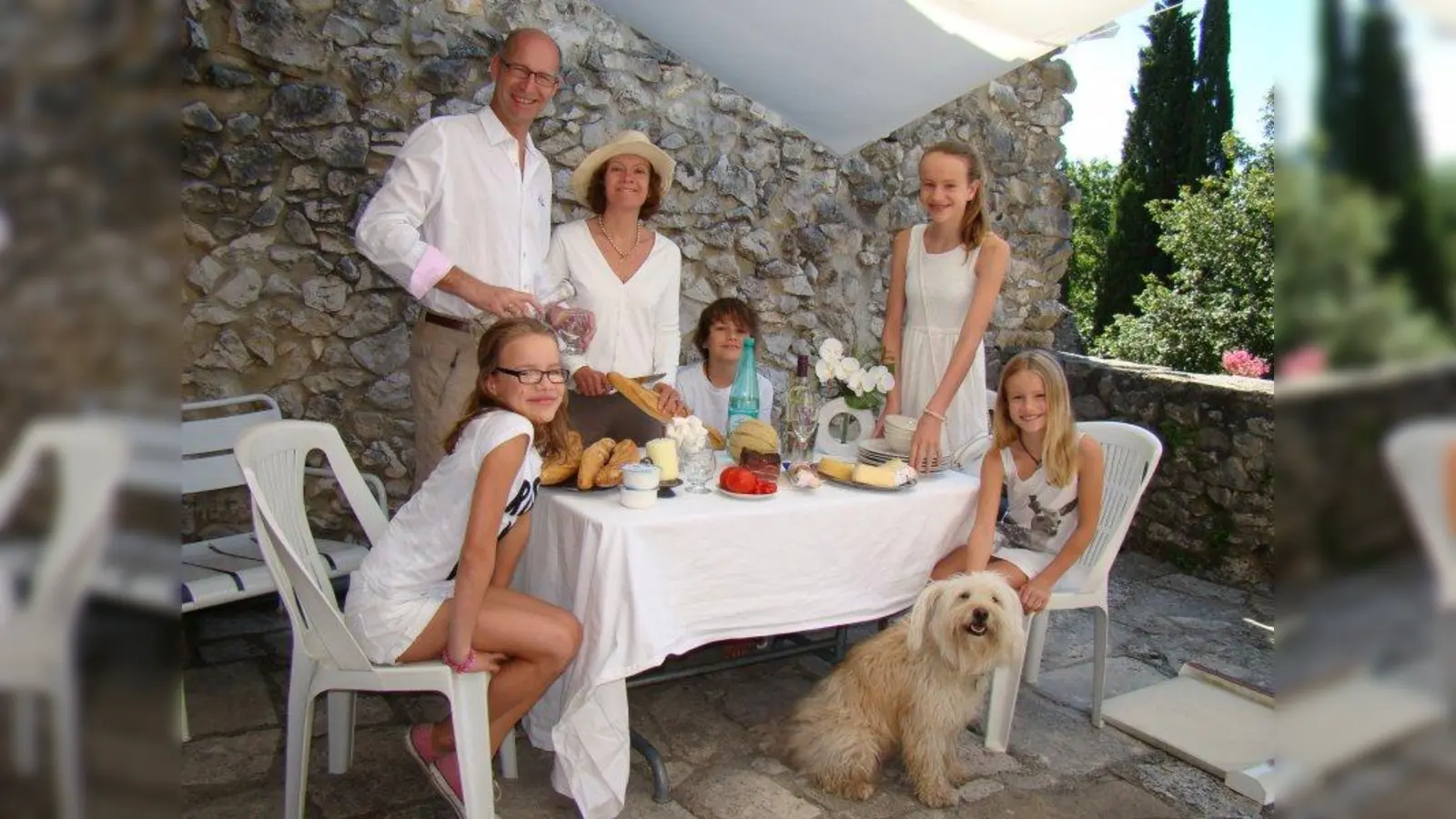 Weiße Kleidung - gutes Essen und sogar ein weißer Hund -  diese Familie ist bereit für die Picknicknacht in Germering. (Foto: pst)