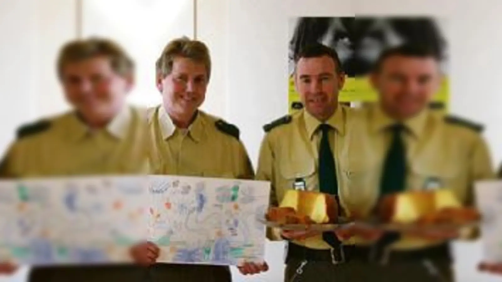 Großer Einsatz, große Belohnung  in Moosach wissen die Polizisten noch, für wen sie die bösen Buben  (jagen.Foto: Polizei)