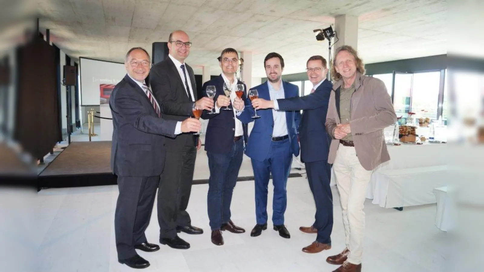 Stoßen auf eine erfolgreiche Zukunft an, v.li.: Landrat Karl Roth, Landtagsabgeordneter Michael Kießling, Alexander Reichhart, Dr. Gerald Derondeau, Bürgermeister Manfred Walter und Stephan Quenkert. (Foto: pst)