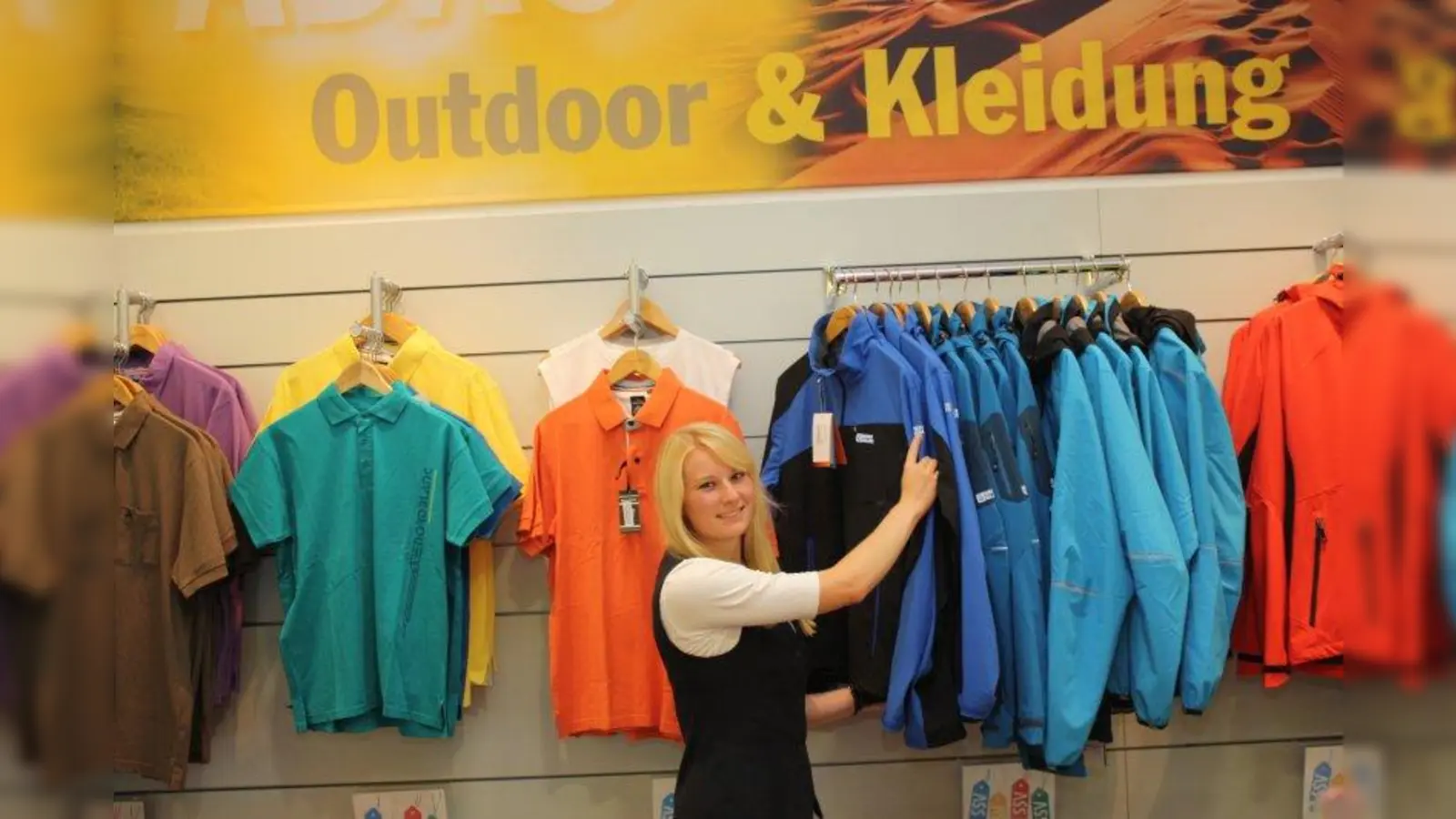 „Schnell zugreifen“, rät Lisa Schwarzbauer. Auf Freizeitbekleidung in den ADAC Geschäftsstellen gibt es 40 Prozent Rabatt. (Foto: ADAC)