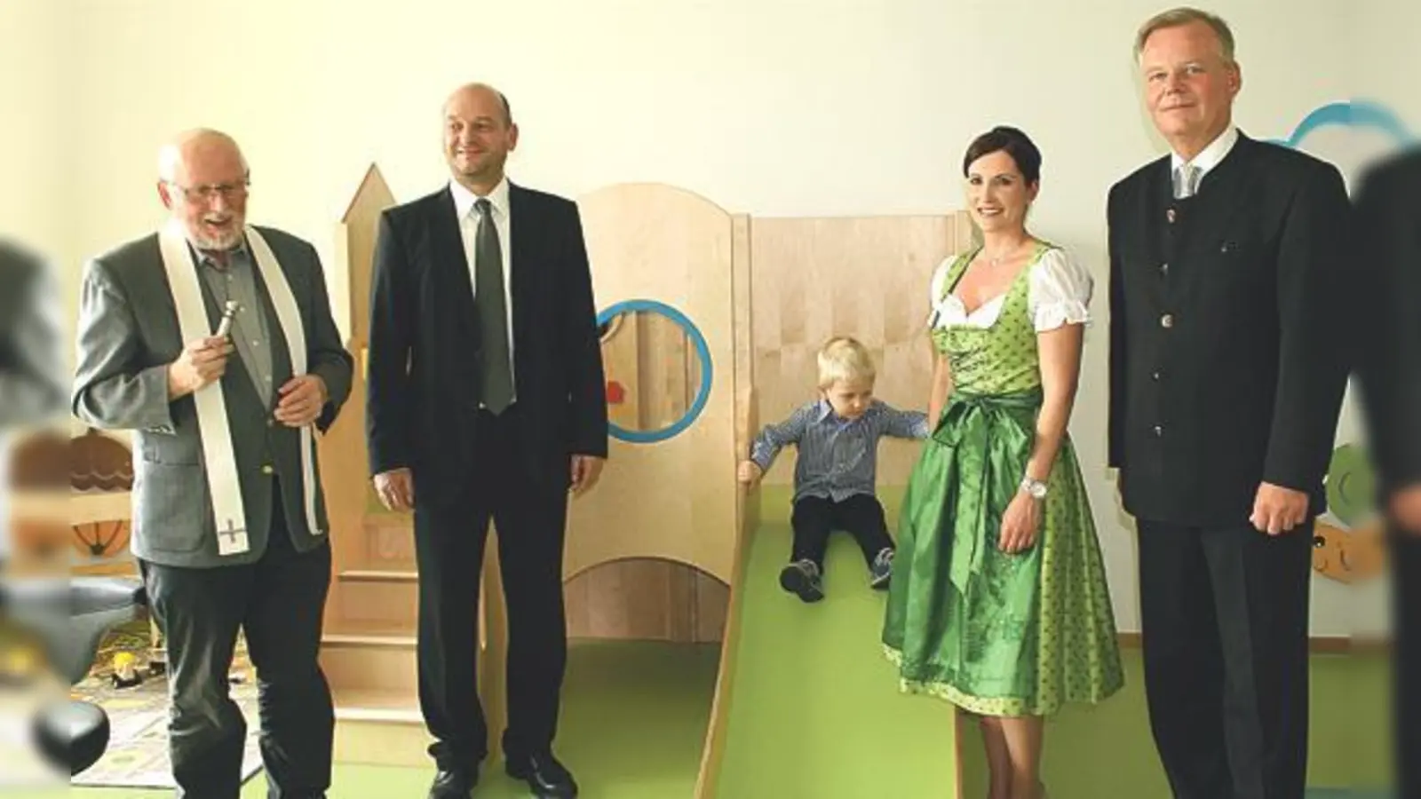 Damit in den neuen Kitas auch genügend Personal zur Verfügung steht, wird die Gemeinde Grünwald eine Zulage bezahlen. Auf dem Bild: Pater Anton Lötscher, Pfarrer Christian Stalter, Kita-Leiterin Carolin Seibert und Bürgermeister Jan Neusiedl.  (F: hol)