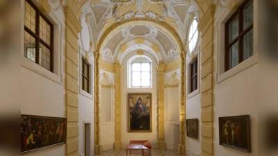 In der Wilhelmskapelle sind neben dem Altarbild von Peter Candid noch vier Gemälde aus einem Passionszyklus neu zu sehen.  (Foto: © Bayerische Schlösserverwaltung, Maria Scherf)