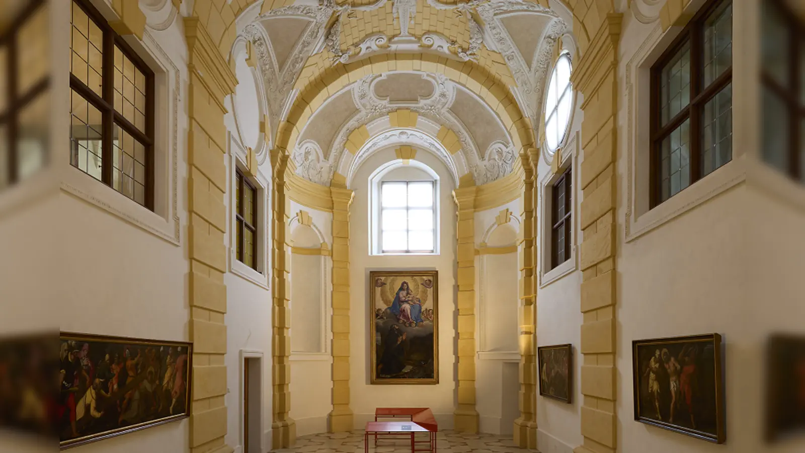 In der Wilhelmskapelle sind neben dem Altarbild von Peter Candid noch vier Gemälde aus einem Passionszyklus neu zu sehen.  (Foto: © Bayerische Schlösserverwaltung, Maria Scherf)