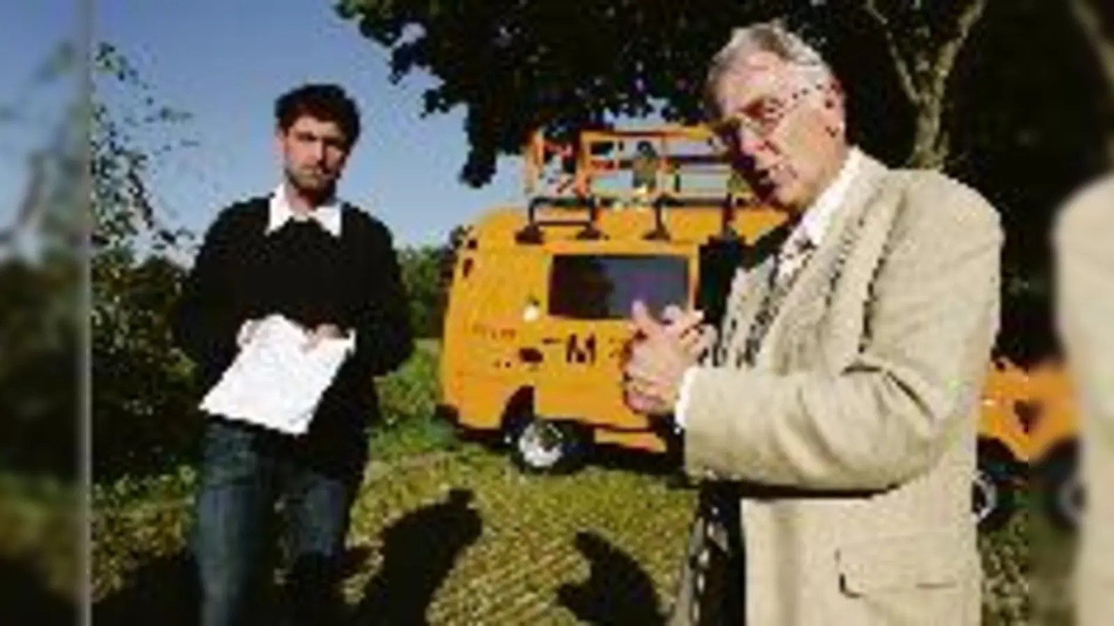 Ein Flieger macht noch keinen  (Foto: Bürgermeister Manfred Solbrig (r.) und Matthias Bosse (l.) wissen, dass die Zahl Lärm verursachender Jets zunimmt.)