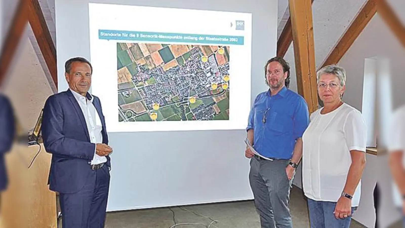   Wolfgang Mohr, René Faßbender und Maria Poschenrieder  (v. l. n. r.) von der Arbeitsgruppe Smart Mobility stellten die acht Messpunkte in Kirchheim für die Verkehrsflussmessung in Echtzeit vor.   (Foto: IHK für München und Oberbayern)
