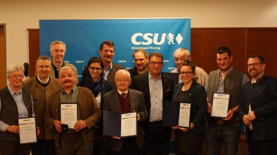 Die langjährigen Mitglieder der CSU Pliening erhielten Ehrenurkunden.  (Foto: CSU )