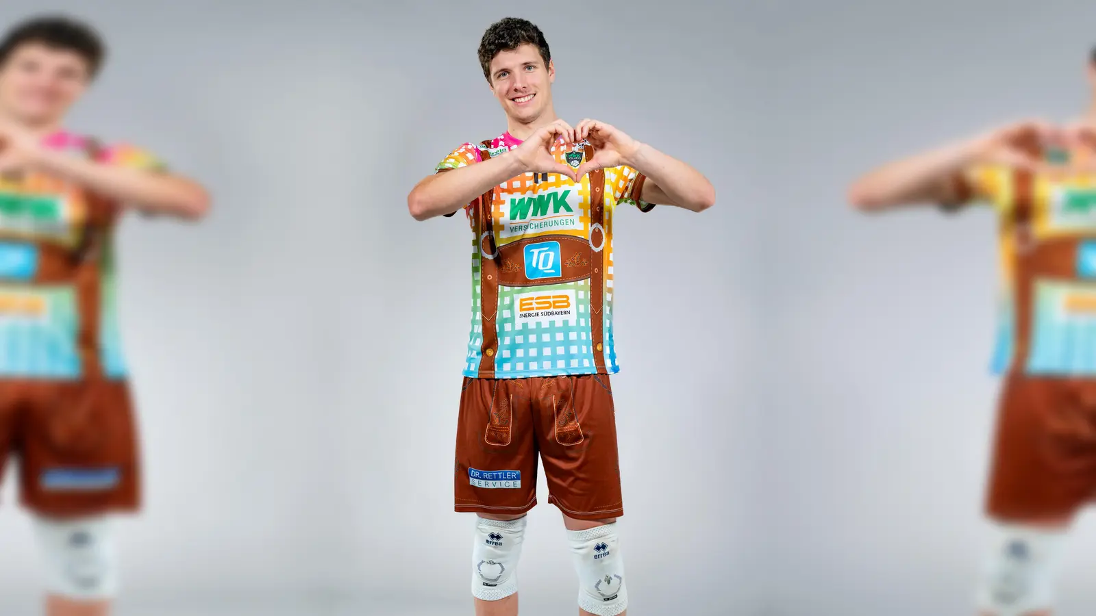 Theo Timmermann präsentierte das bunte Trikot. (Foto: WWK Volleys Herrsching)