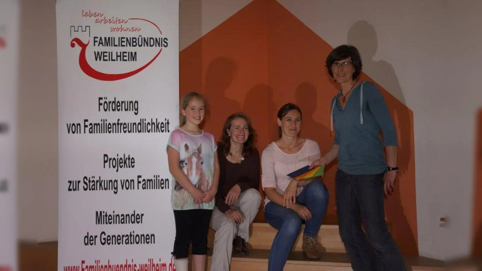 Drei der vier Gewinnerinnen: Vanessa Hirschauer, Beate Modl und Veronika Aumann mit Monika Welchert-Schlecht (von links). (Foto: Familienbündnis Weilheim)