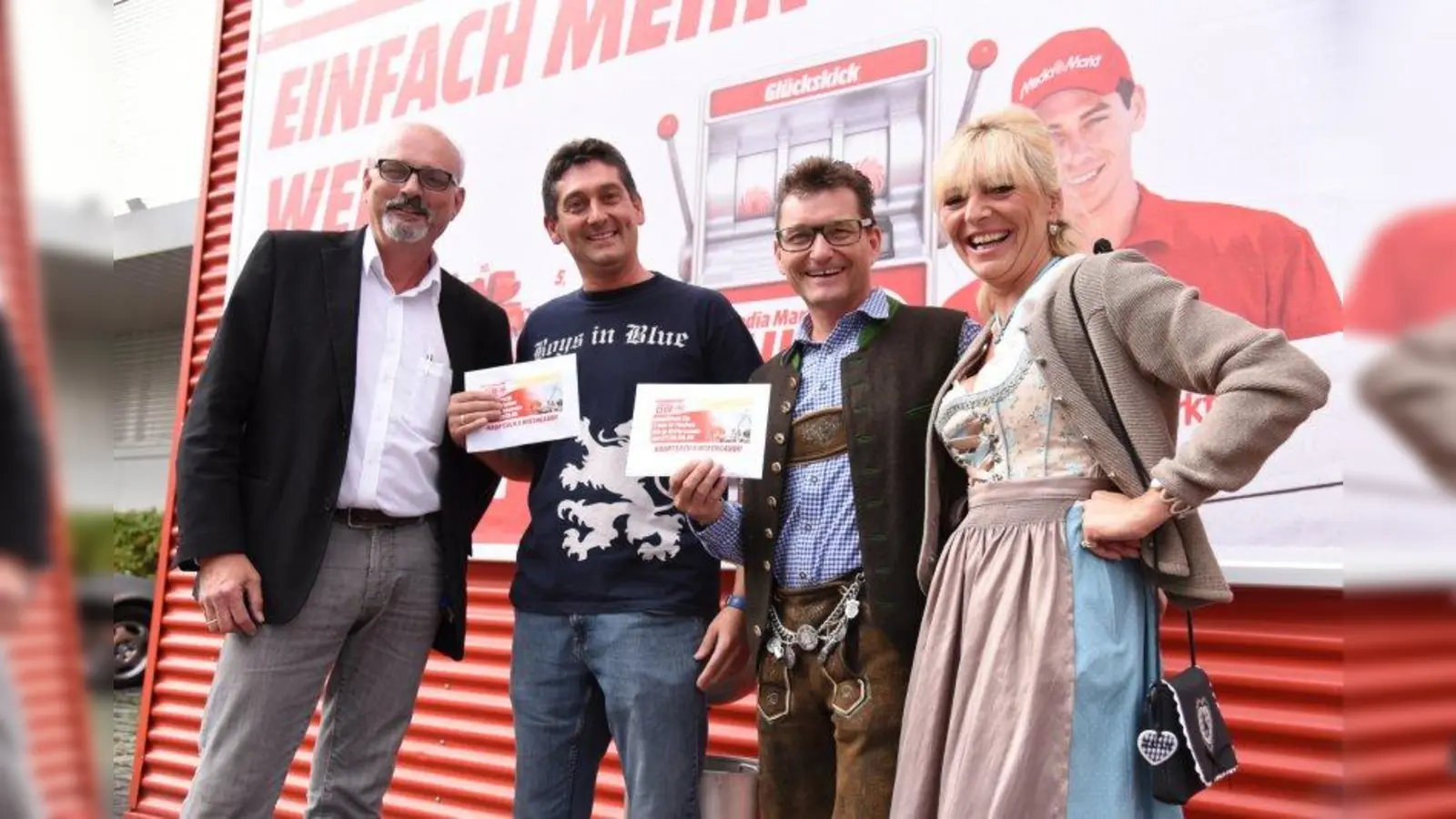 Auf zur Wiesn: Media Markt-Verkaufsleiter Michael Sandner freute sich, den strahlenden Gewinnern Gerhard Gattinger und Stefan Emslander mit dessen Frau (von links) ihre Preise zu überreichen. (Foto: pi)