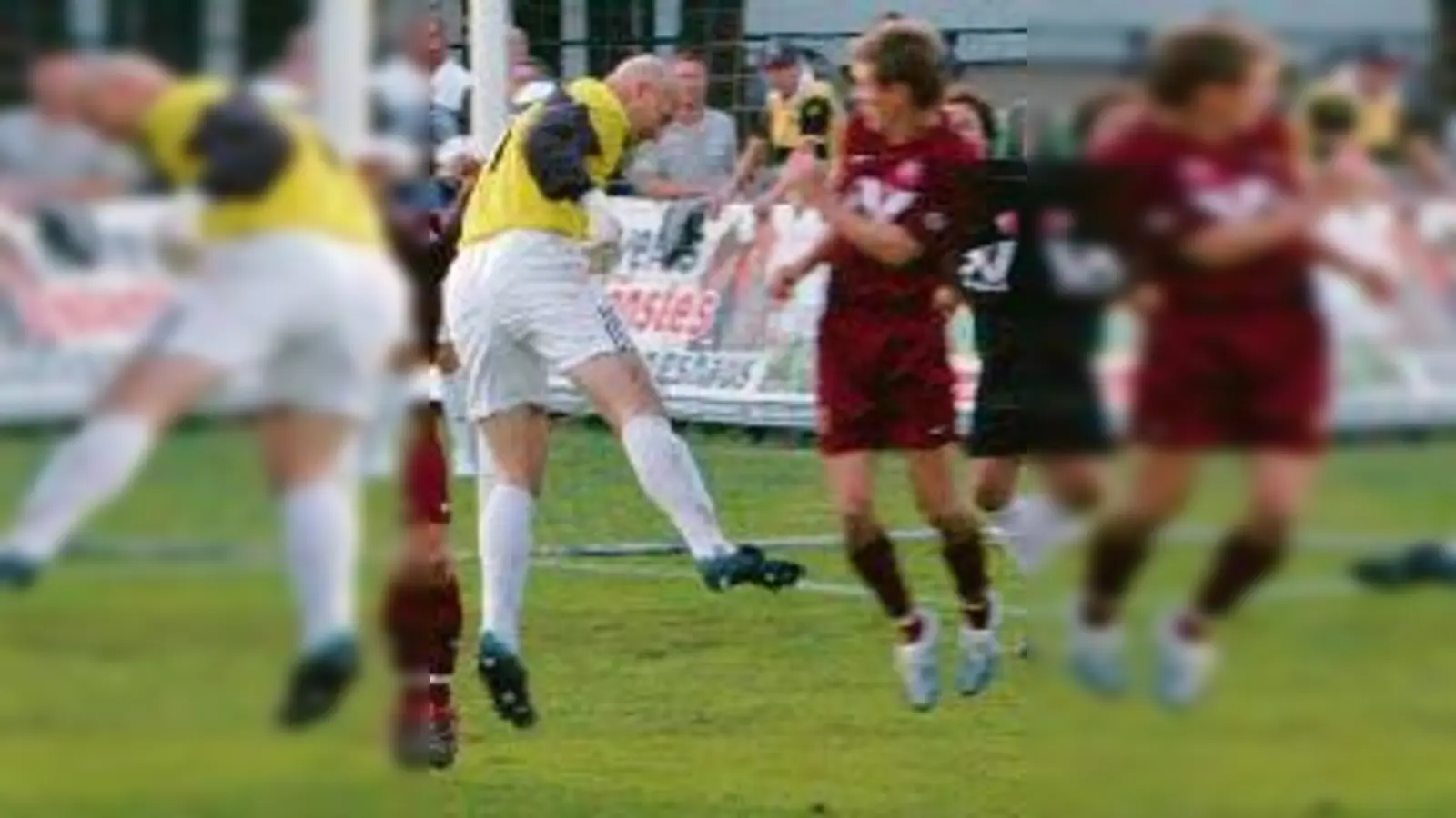 Der lokale Fußball-Klassiker. Mit seiner Kopfball-Vorarbeit zum 1:1 schrieb FCI-Torwart Markus Rottmaier beim Derby vor elf Monaten Geschichte.	  (Foto: ba)