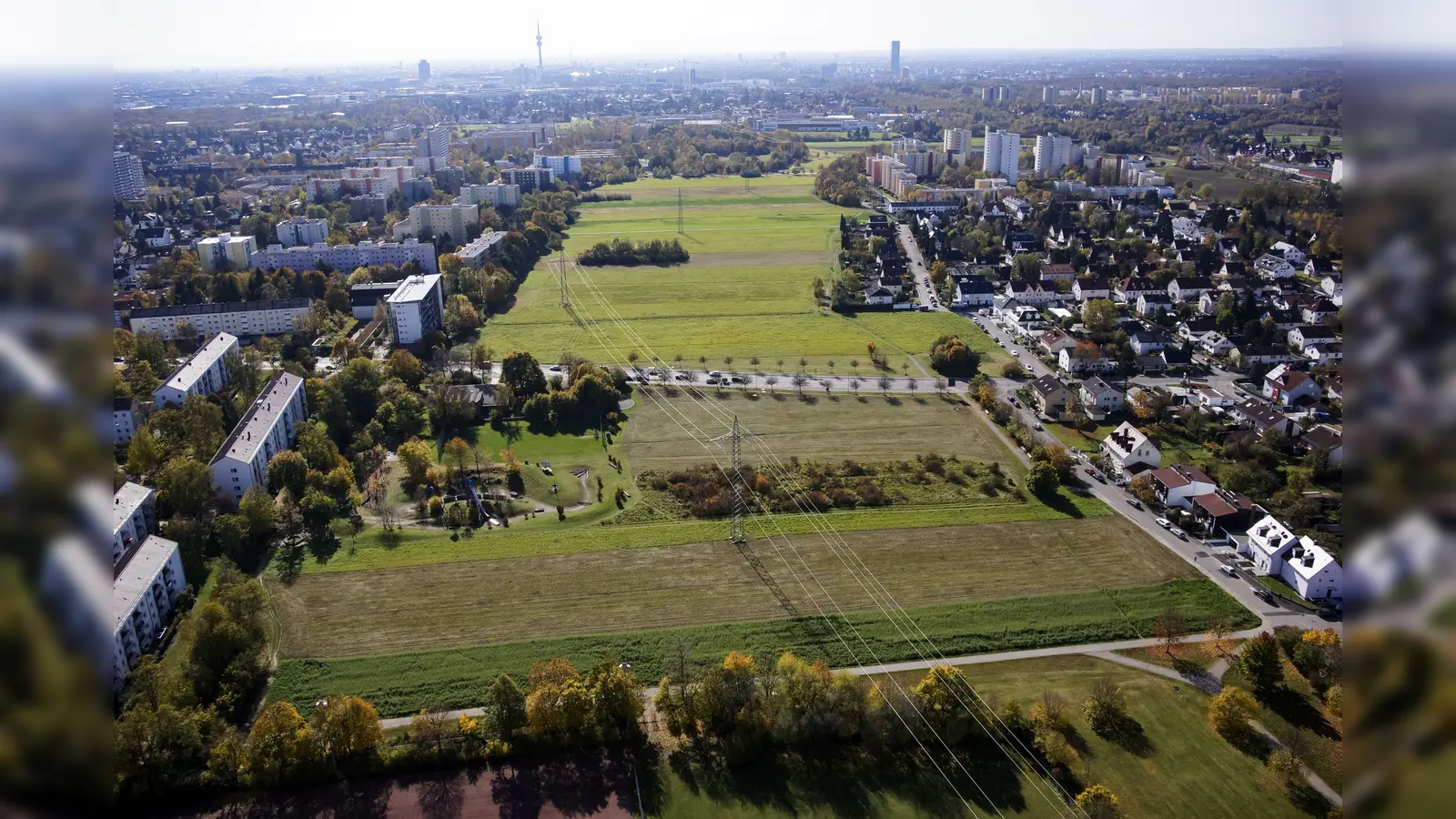 So sieht die Feldmochinger Heide von oben aus. Im Sommer wird sie durch vielfältige Veranstaltungen auf ausgewählten Flächen aktiviert.  (Foto: Udo Klünsch, Airgonautics GbR / LHM)