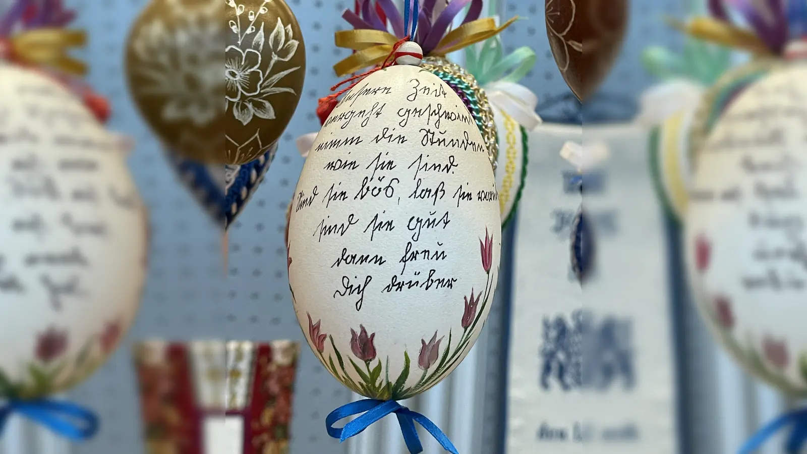 In feiner Sütterlin-Schrift wurde dieses Osterei verziert. (Foto: pst)