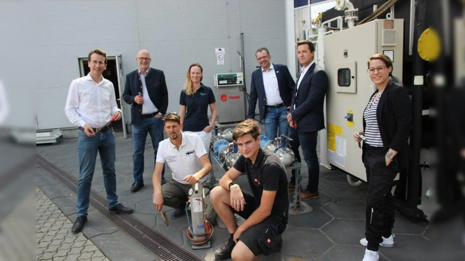 Ortstermin in Krailling mit Landrat Stefan Frey, Bürgermeister Rudolph Haux aus Krailling, Trane-Chef Thomas Roggenkamp, Anne Boldt von gwt, Azubi Markus Jenner, gwt-Chef Christoph Winkelkötter, Simon Küffer vom Schulamt Starnberg und Jessica Reiner von Trane (v.l.). (Foto: us)