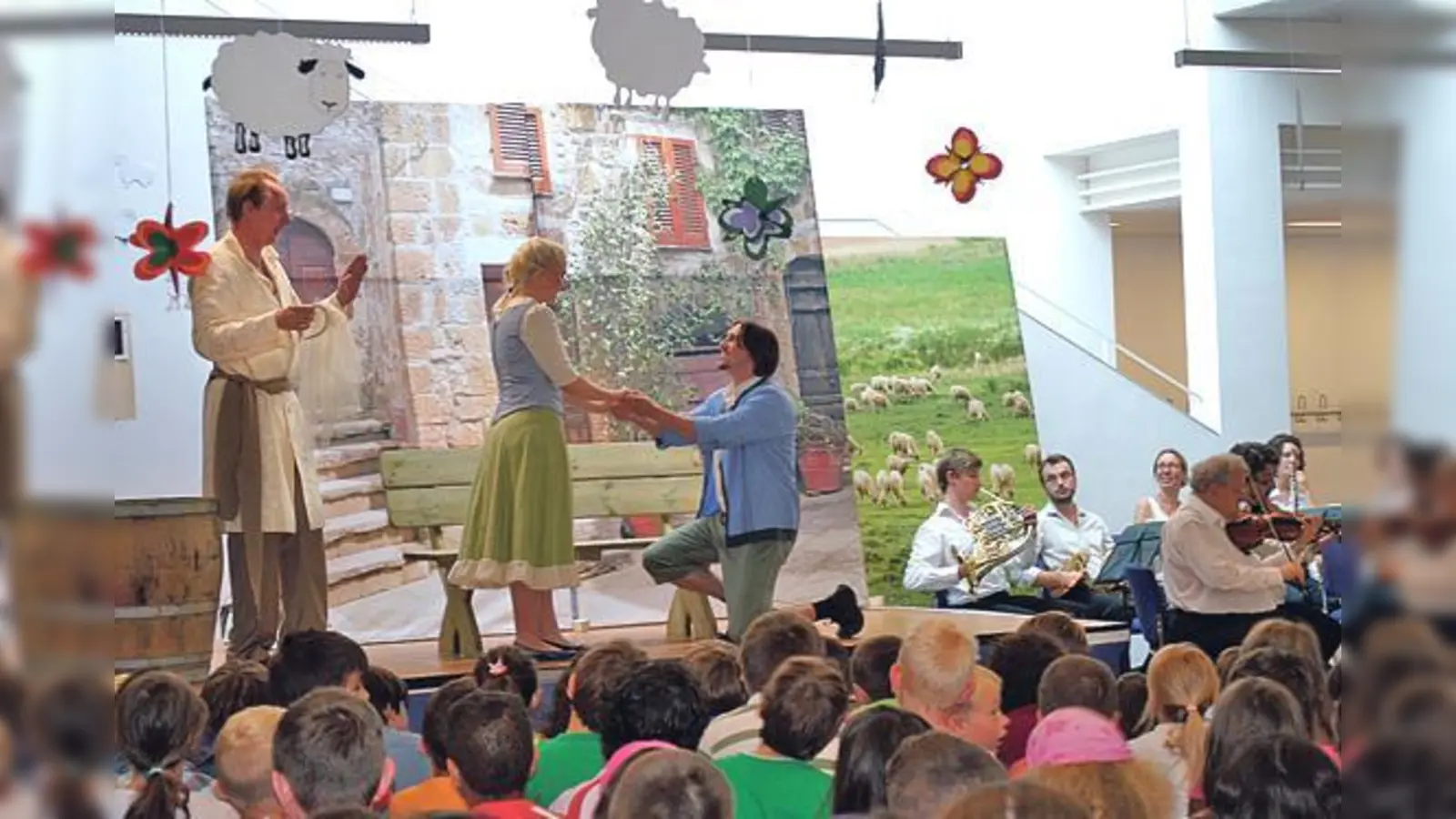 Bastian und Bastienne und auch Zauberer Colas zogen das junge Publikum in ihren Bann.	 (Foto: VA)