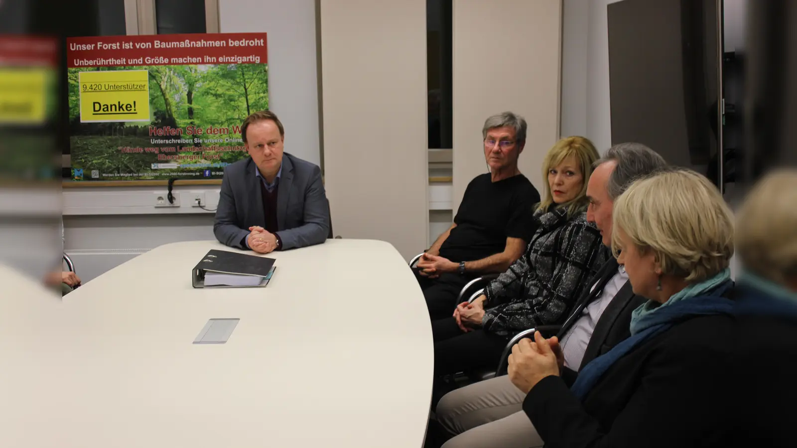 Landrat Robert Niedergesäß stellt sich der Diskussion mit den Naturschützern. (Foto: Stefan Dohl)