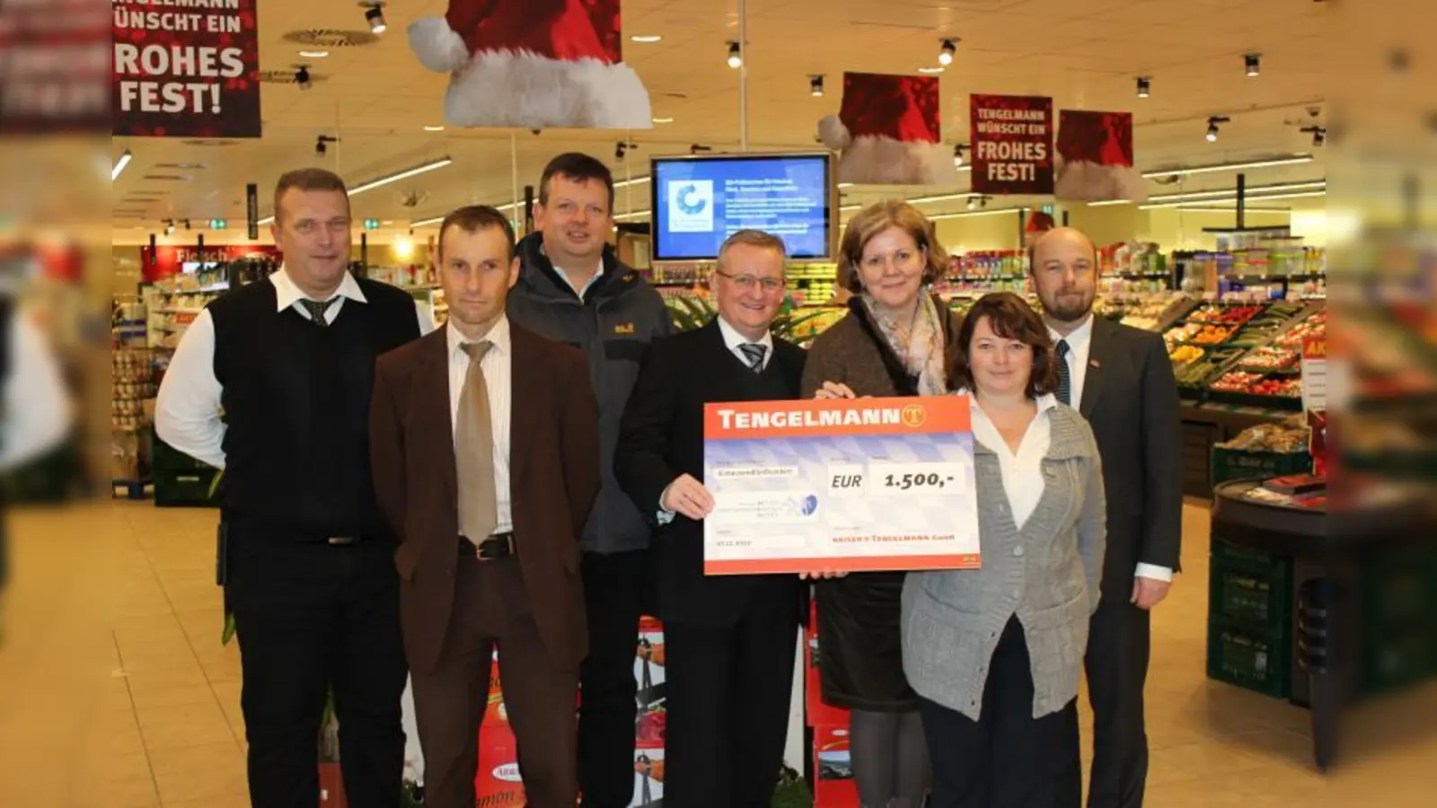 Im Dezember 2012 konnte erneut ein Scheck im Wert von 1.500 Euro an die Stiftung Aktion Knochenmarkspende Bayern (AKB) übergeben werden: „Uns geht es so gut, deshalb wollten wir uns für andere engagieren”, sagt Hans-Theo Hennes (4.v.l.), Geschäftsführer der Birkenhof GmbH, die Fleisch- und Wurstwaren für alle Kaiser's und Tengelmann-Filialen herstellt. Dr. Hans Knabe (3.v.l.) und Manuela Ortmann (2.v.r.) von der AKB sowie Corina Vockenberg (3.v.r.), Regionsmanagerin Tengelmann Süd, und Stephan Dallabetta (r.), stellvertretender Regionsmanager München, freuten sich über die großzügige Spende. (Foto: SE)