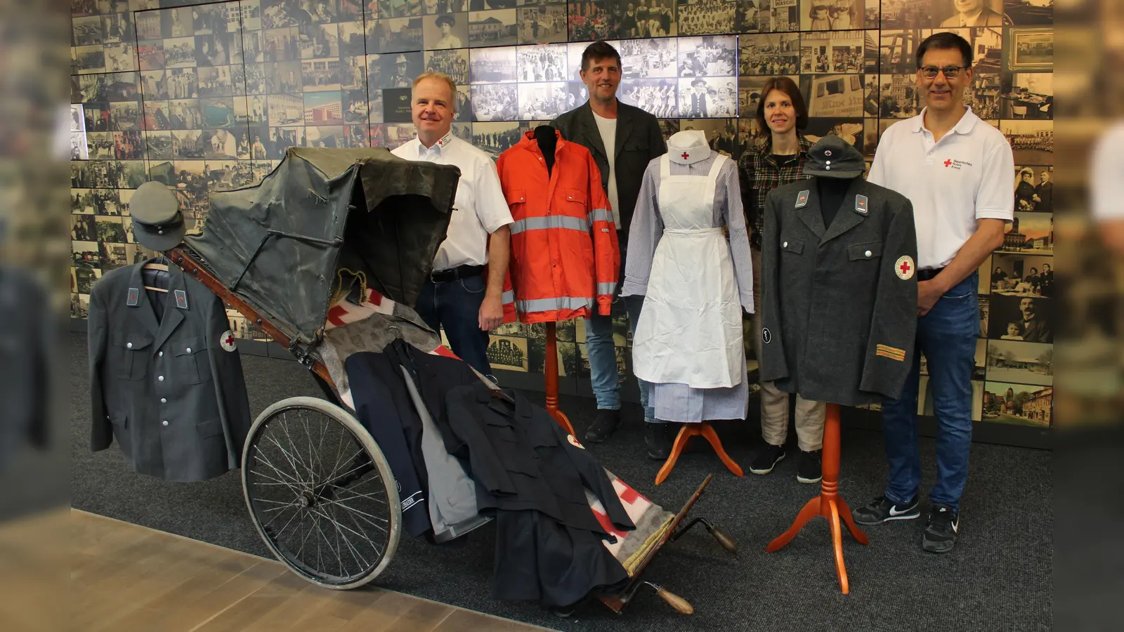 Raimund Klaus (links) und Andreas Lindner (rechts) vom BRK übergaben Harald Krause und Elisabeth Boxberger vom Museum die historischen Ausrüstungsgegenstände. (Foto: VA)