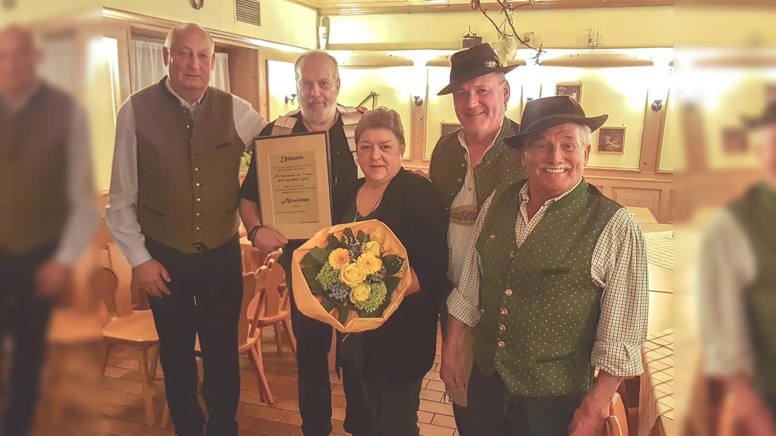 Abschied von den Wirtsleuten: v.l.n.r. Vorstand Dieter Weber, Wirtsleute Peter und Petra Bender, Stellvertreter Michael Rauscher und Karl Christ. (Foto: Kalinowski )