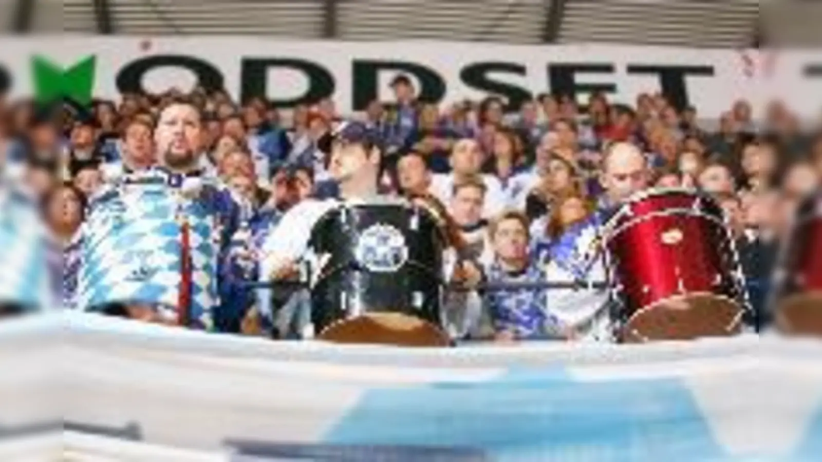 Die Fans jubeln, obwohl der EHC verloren hat. Aber immerhin haben sie ein gut aufgestelltes Münchner Team gesehen.  (Foto: mh)