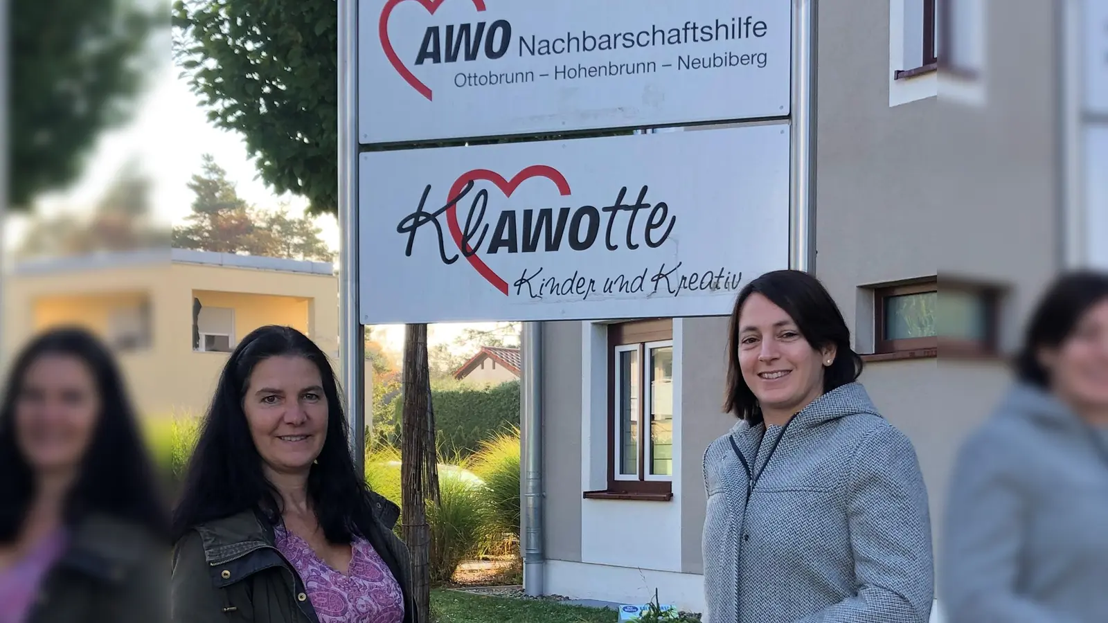 Die Leiterin der AWO-Nbh, Veronika Meßner (r.) und AWO-Mitarbeiterin Elke Schiller (l.) hoffen auf viele Spenden, damit die Lebensmittelaktion weiter laufen kann. (Foto: hw)