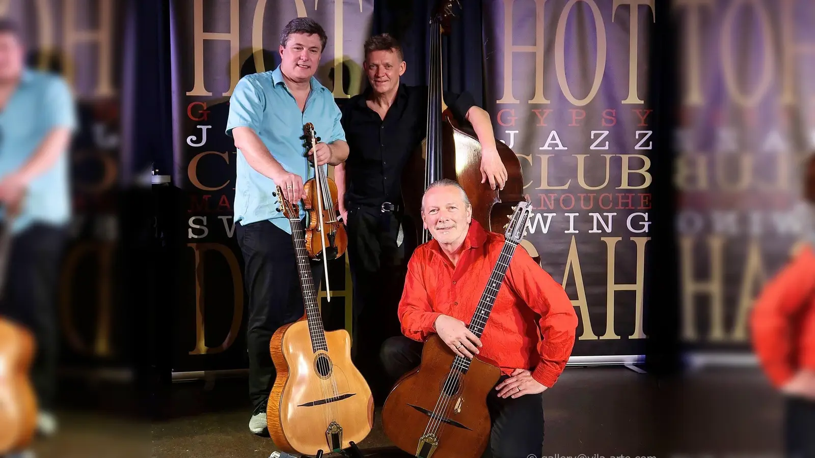 Der „Hot Club Dachau“ eröffnet die Jamsession im Interim. Im Bild von links: Alexander Sabo, Andy Urig (Kontrabass) und Edin Cerovac. (Foto: gallery@villa-arte.com)
