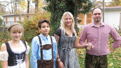 Jetzt in Amt und Würden: das Kinderprinzenpaar Prinzessin Valentina I. und Prinz Nikolai I. sowie das Erwachsenenprinzenpaar Prinzessin Franziska I. und Prinz Richard II. (Foto: Feringa)
