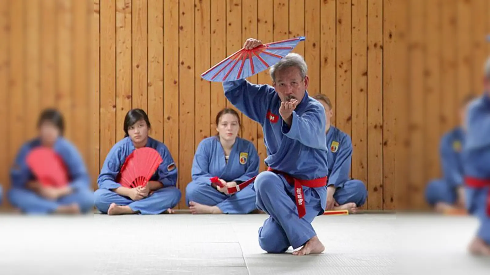 Auch anmutige Übungen mit dem Fächer sind Teil des Vovinam-Trainings.	 (Foto: VA)