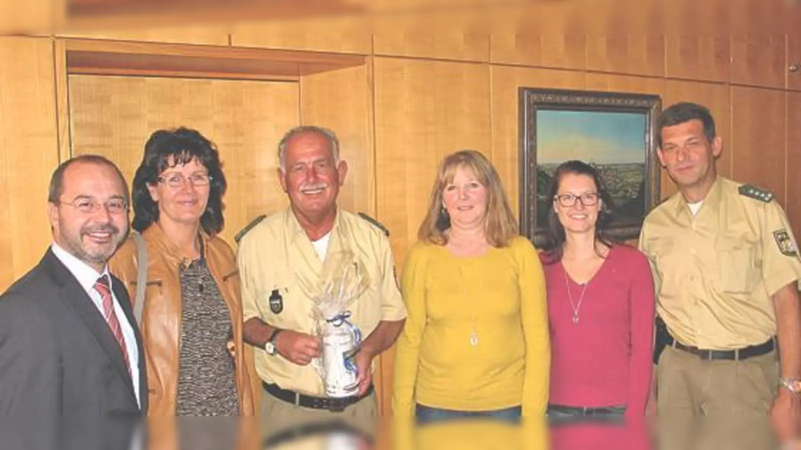 Polizeioberkommissar Herbert Kratzer (Dritter von links) wurde unter anderen von Dorfens Erstem Bürgermeister Heinz Grundner (links) in den Ruhestand verabschiedet.	 (Foto: Stadt)