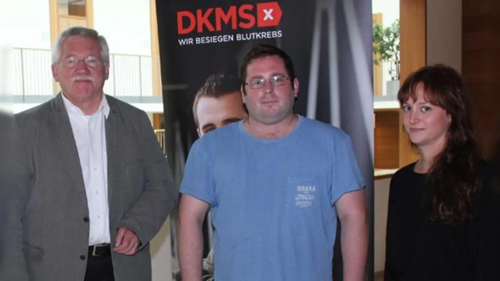 »Sei ein Held  rette Alex«: Schirmherr Bürgermeister Werner van der Weck (l.), Vater Markus Sperl und Laura Riedlinger (DKMS).	 (Foto: Camehn)