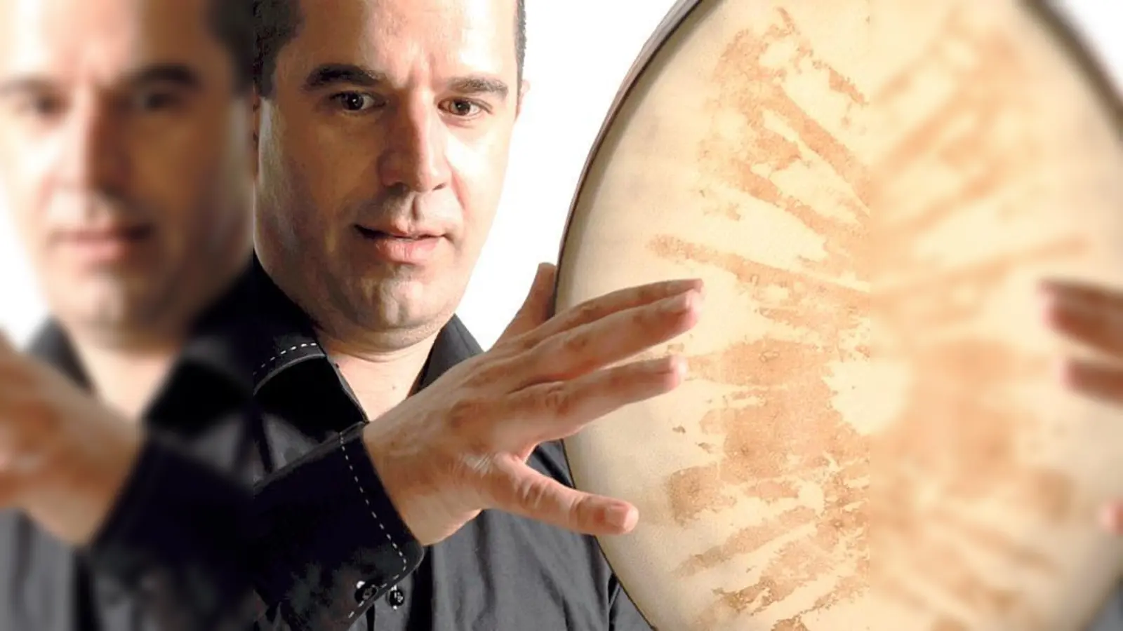 Hadi Alizadeh spielt am Samstag in der Messestadt und gibt einen Kurs über die Trommelkünste. 	 (F: VA)