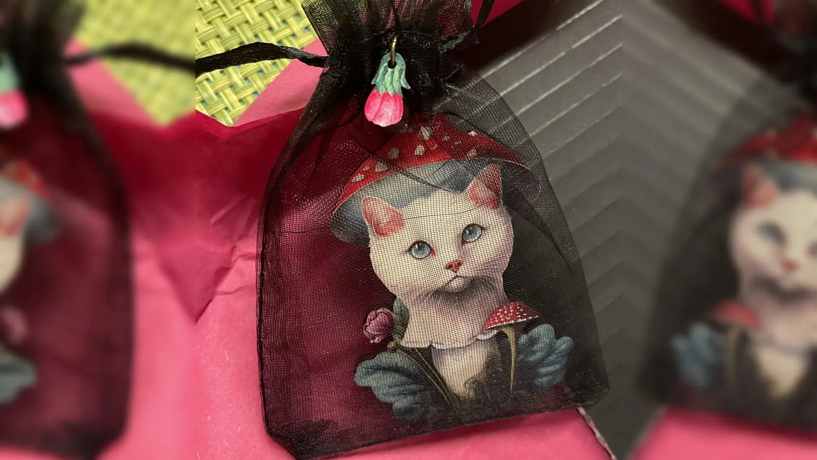 Coole Mode und witzige Accessoires findet man auf dem Flohmarkt in Sauerlach. (Foto: hw)