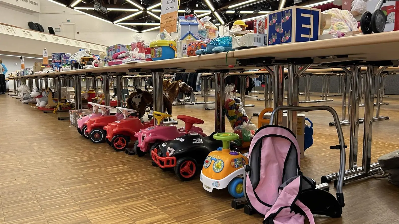 Der Herbstbasar der Nachbarschaftshilfe macht auch kleinen Autofahrern eine Freude.  (Foto: Archiv NBH Garching)