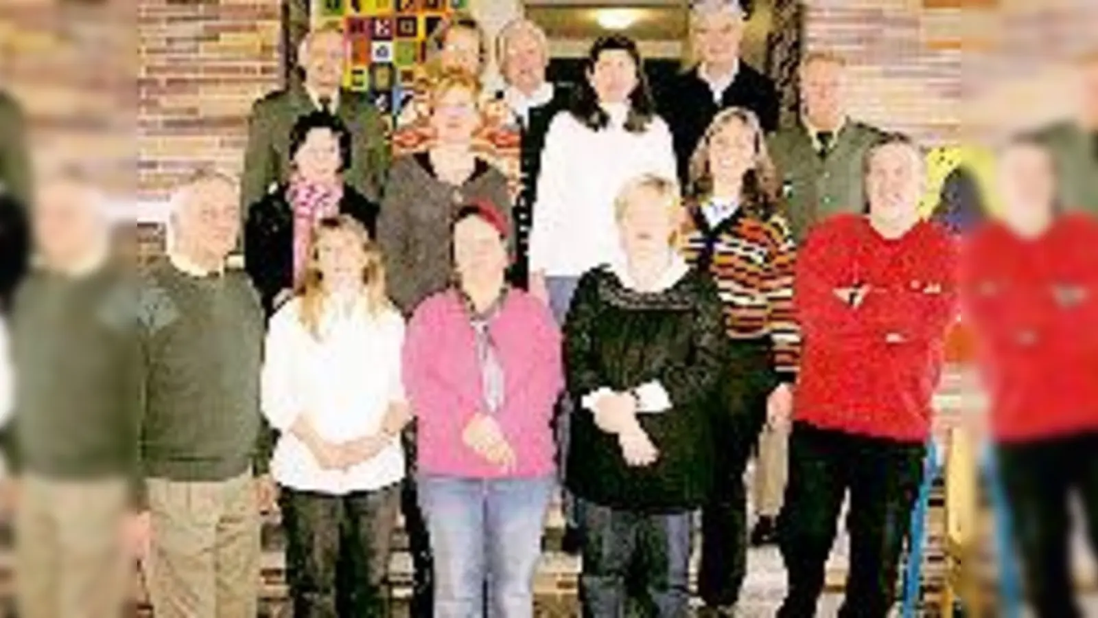 Schüler- und Elternlotsen mit den Polizeibeamten, Vertretern der Kreisverkehrswacht und Lehrkräften der Schule. (Foto: Privat)