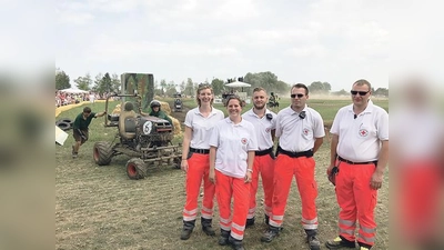 Sanitäter der Bereitschaft Ismaning vor der Rennstrecke des Landshamer Rasenmäher-Bulldog-Rennens.    (Foto: BRK Ismaning)