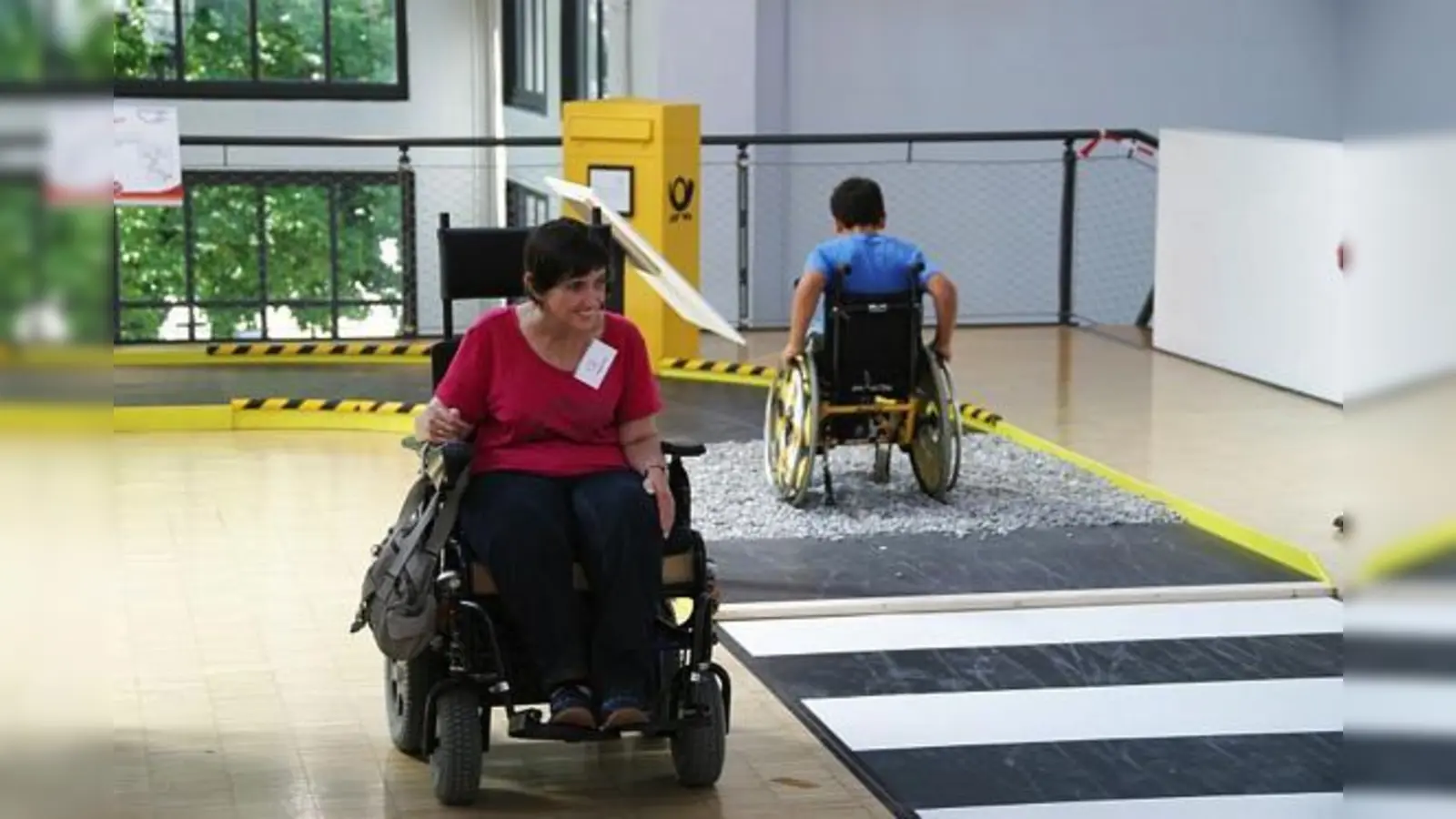 Beim Parcours rund um das Thema Barrierefreiheit kann jeder ausprobieren, wie das so ist, wenn man gehandicapt ist, etwa weil man im Rollstuhl sitzt oder nichts sieht.  (Fotos: KJR)