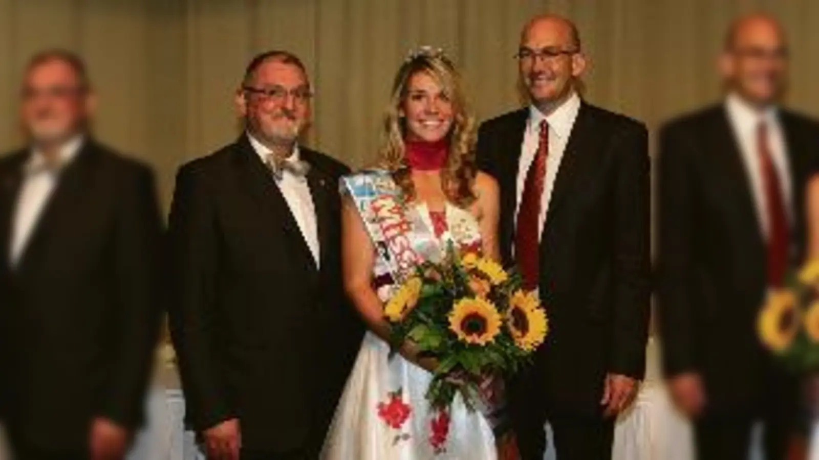 Organisator Wolfgang Hohler (l.) und Moderator Thomas Schächtl mit der strahlenden Siegerin der Miss-Moosach-Wahl, Manuela  (Schwarz.Foto: ek)