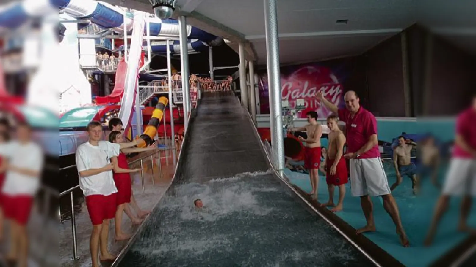 Nico (li.) und Bazi (re.) mit ihrer Wasserwachtjugend und den SOS-Jugendlichen an der Wellenrutsche im Galaxy.	 (Foto: Wasserwacht FKN)