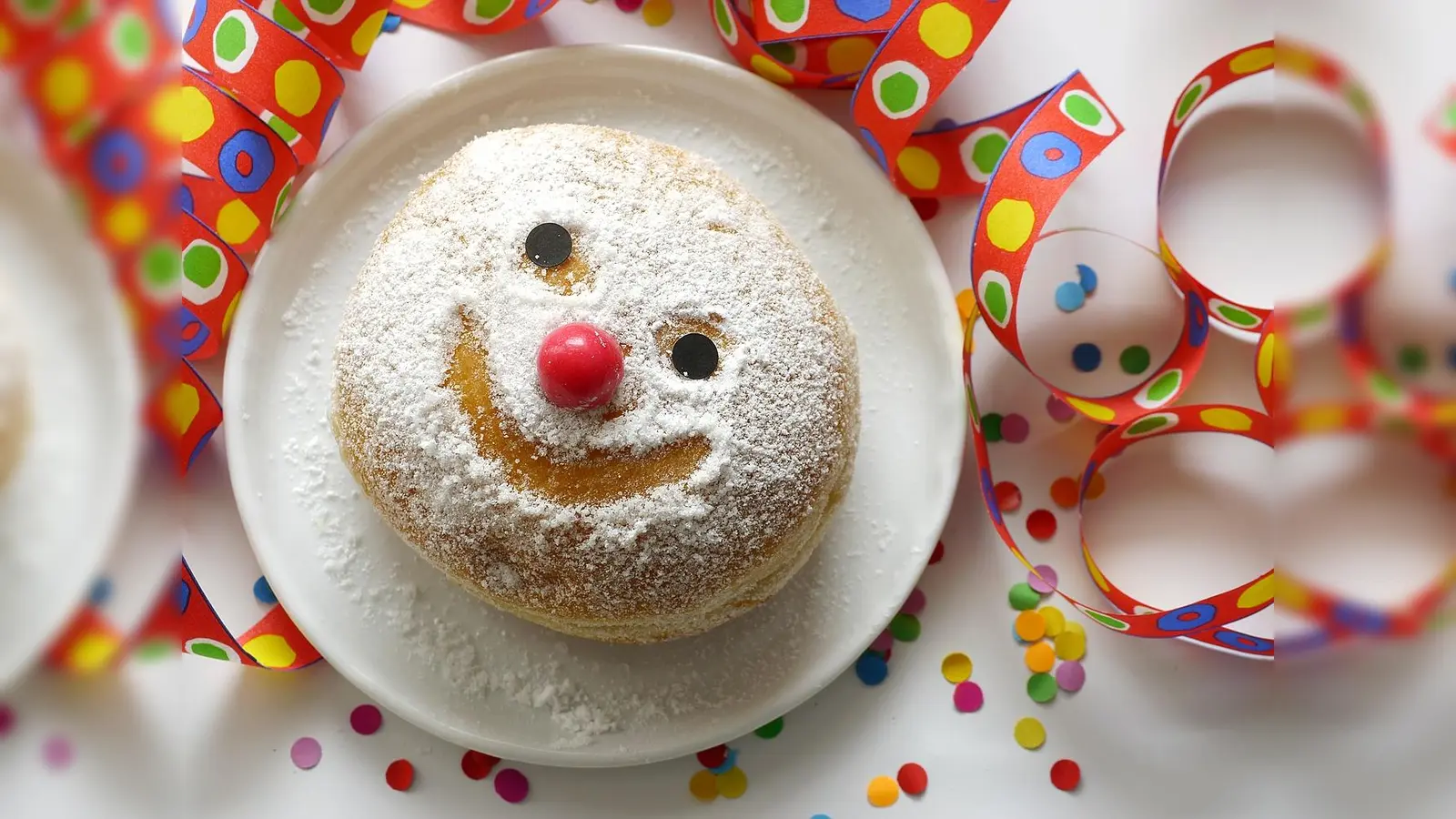 Krapfen, Luftschlangen und Konfetti: Jetzt geht der Fasching in seine heiße Phase. Am 6. März, dem Aschermittwoch, ist alles vorbei. (Foto: Gänseblümchen/pixelio.de)