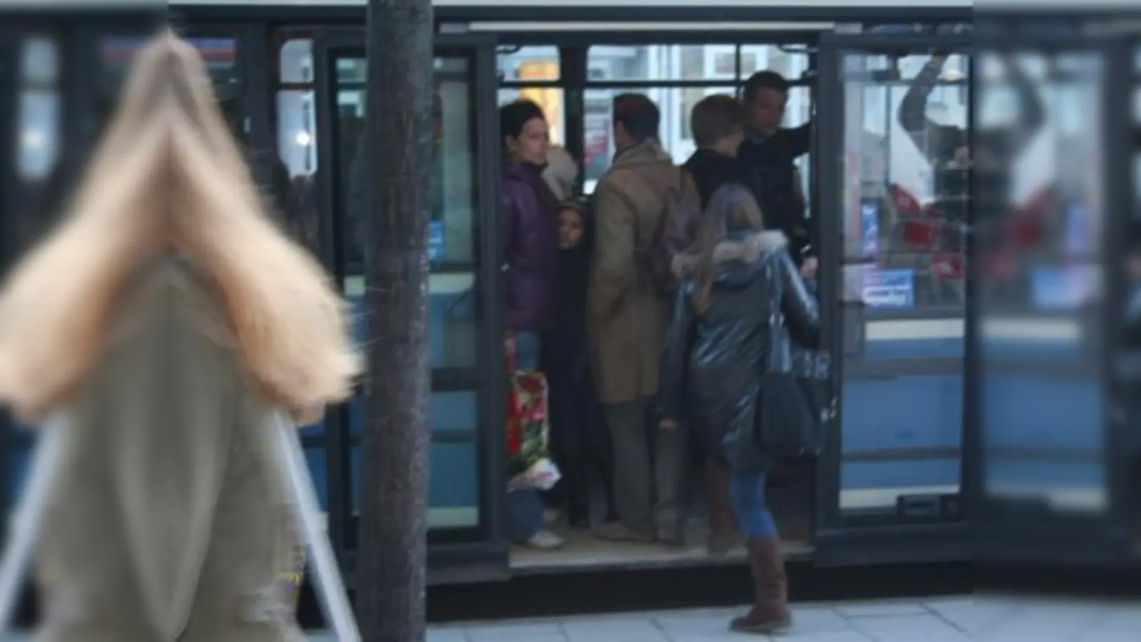 Eingezwängt zwischen unbeweglichen Erwachsenen beginnt für manche Kinder schon früh am Morgen der geradezu „bedrückende” Weg zur Schule. (Foto: tg)